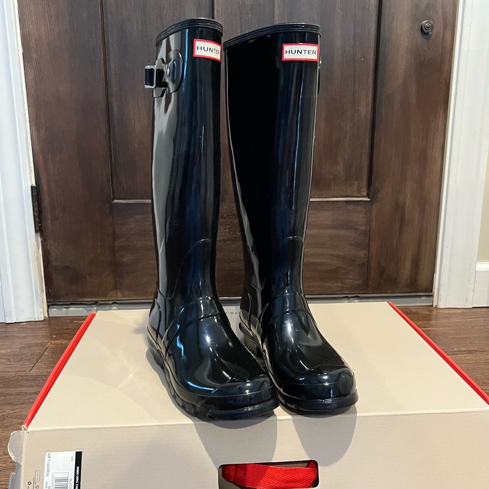 New in box Hunter tall rain boots black gloss 9